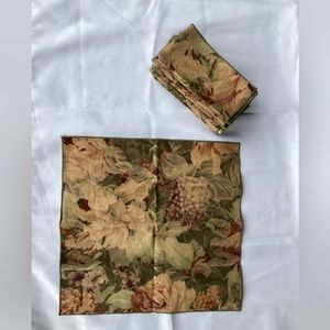 Dinner napkins. Set of 12. Floral pattern.